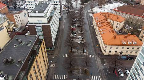Maaliskuussa 2019 kuvattu ilmakuva näyttää, miltä Rongankatu Rautatienkadun risteyksestä Tammerkosken suuntaan näyttää ennen uudistuksia. Keskellä kuvaa olevien puiden välissä kulkee jatkossa pyörätie. Autojen pysäköinti keskittyy uudistusten jälkeen ajoratojen suuntaisesti katujen varsille.
