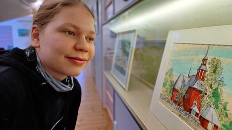 Osmo Omenamäen teos Keuruun vanhasta kirkosta miellyttää Jalo-Valto Saarisen silmää. Kolmetoistavuotias kuraattori on kotoisin Helsingistä.