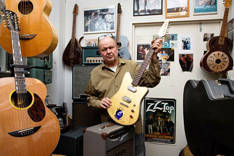 Kitarantekijä Kari Nieminen esittelee alunperin ZZ Topin kitaristille Billy F Gibbonsille suunnittelemaansa Raya Blue Lite -kitaraa, jossa on 23 karaatin lehtikultapinnoite. Kitarasta on tullut myös Rolling Stonesin toisen kitaristin Ronnie Woodin suosikki.