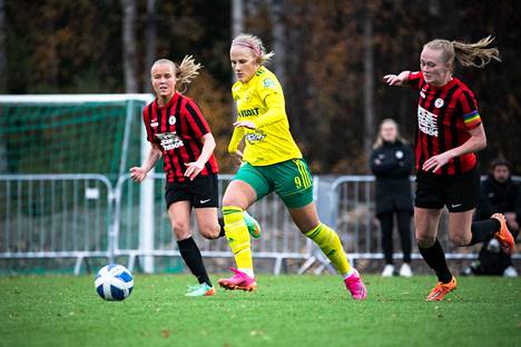 Saana Tuomala teki kolme maalia ottelussa, kun Ilves voitti ONS:n. Kuva Ilveksen ja PK.35 ottelusta viime vuoden lokakuulta.