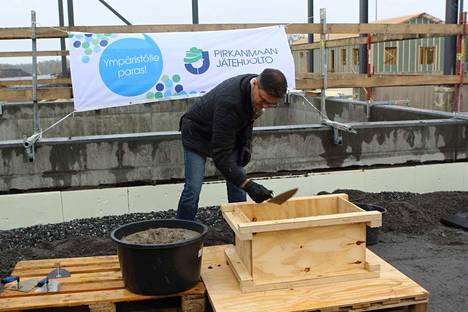 Kaupunkikehitysjohtaja Mikko Nieminen osallistui kaksi vuotta sitten Koukkujärven biokaasuaseman peruskiven muuraukseen.