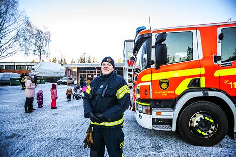 Valkeakosken VPK:n päällikkö Kalle Kontsas kuvattiin VPK:n tilojen edustalla Päivä paloasemalla -tapahtumassa marraskuussa 2021.