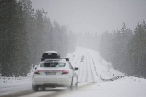 Pääsiäisen paluuliikennettä sankassa lumisateessa Kolarin Ylläksellä pääsiäismaanantaina 5. huhtikuuta 2021. Ajokeli on sunnuntaina huono suuressa osassa Manner-Suomea.