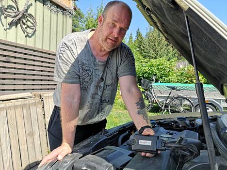Vammalassa asuva Marko Elo asensi etanolimuutossarjan vuosimallin 2003 Volkswagen Golfiin vajaa puoli vuotta sitten. Etanoli on selvästi bensiiniä halvempaa ja etanoliautoilu herättää kiinnostusta nousseiden polttoainehintojen takia.