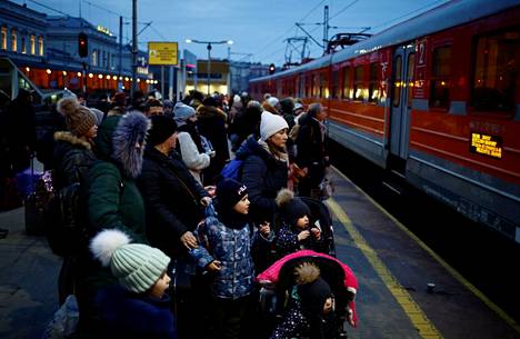 Ihmiset odottivat junaa perjantai-iltana paettuaan ensin kotimaastaan Ukrainasta Puolassa, Przemyslin kaupungissa. Suurin osa sotaa paenneista ihmisistä on suunnannut ensin Puolaan. YK:n mukaan perjantaihin mennessä ainakin 1,2 miljoonaa ihmistä oli paennut Venäjän hyökkäystä Ukrainaan.