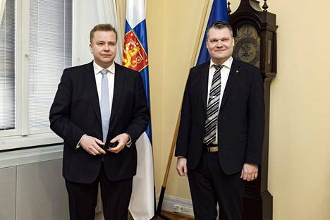 Antti Kaikkonen (vasemmalla) nimitettiin tiistaina Valtioneuvoston linnassa jälleen puolustusministeriksi. Hänen vanhempainvapaansa aikana tehtävää hoiti kansanedustaja Mikko Savola (oikealla). 