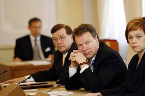 Ilkka Kanervasta tuli Vanhasen kakkoshallituksen ulkoasiainministeri vuonna 2007. Taustalla keskustan Paavo Väyrynen, joka toimi samassa hallituksessa ulkomaankauppa- ja kehitysministerinä ja ympäristöministerinä toiminut Paula Lehtomäki (kesk.).