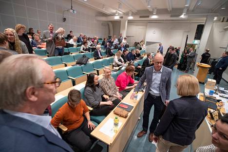 Satakunnan aluevaltuusto valitsi hyvinvointialueen johtajaa huhtikuussa 2022 Porin yliopistokeskuksessa.