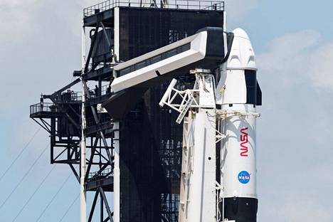 Astronautteja kuljettavaa Falcon 9 -rakettia valmisteltiin matkaan Floridassa tiistaina.