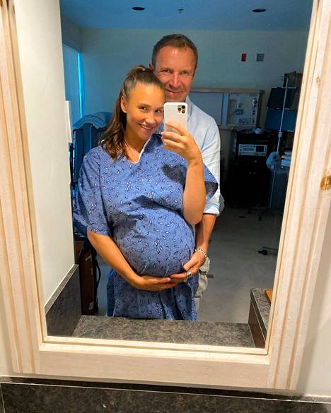 Johanna ja Renny Harlin julkaisivat Instagramissa kuvan sairaalan synnytysosastolta Miamista.