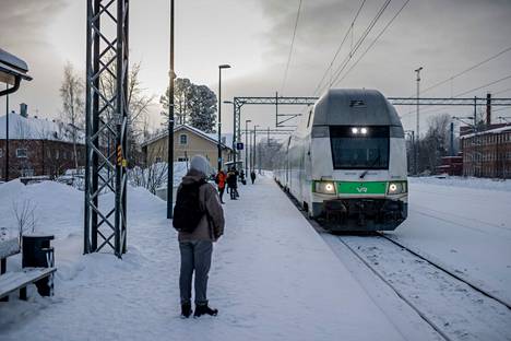 Sastamalan kaupungin mukaan opiskelijat voivat käyttää laajasti julkisia kulkuneuvoja Sastamalan maantieteellisesti ja logistisesti keskeisen sijainnin takia. Kuva on Vammalan ja Tampereen väliltä Nokian rautatieasemalta.