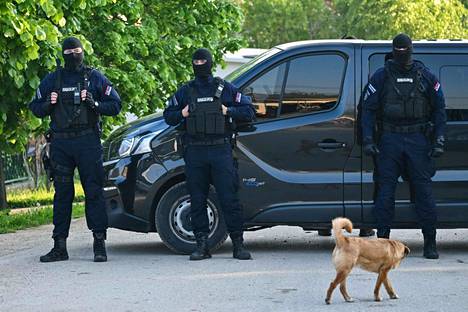 Poliisit valvovat aluetta Mladenovacin kylän lähettyvillä Serbiassa ammuskelun jälkeen 5. toukokuuta.