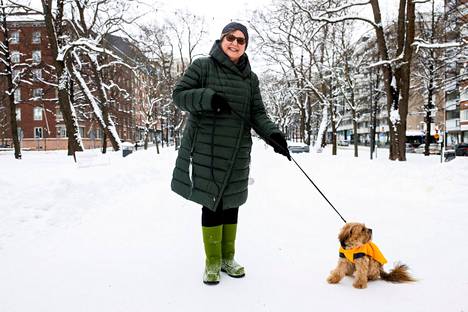 Aija Pietarisen Ruu-koira tarvitsee talvisäällä takkia. Ruu suhtautuu asioihin aluksi jännityksellä, eikä kamerakaan innostanut sitä lähempään tuttavuuteen.