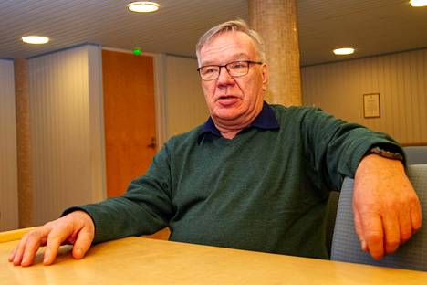 Voitto Raita-aho omalla paikallaan Karvian valtuustosalissa. Mies on toiminut kunnanvaltuuston jäsenenä 11:llä valtuustokaudella.