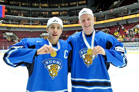 Nuorten maailmanmestarit Teuvo Teräväinen ja Esa Lindell. Myöhemmin molemmista on tullut kovan luokan tekijöitä NHL:ssä.