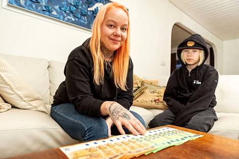 Pöydälle on levitetty Milla Tammisen (oik.) perheen poikkeuksellinen viikkobudjetti: 1 500 euroa. Vieressä istuu tytär Janna Salonen.