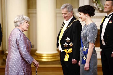 Elisabeth Rehn pääsi kättelemään ensimmäisenä presidenttiparia. Rehn on tehnyt arvostetun uran kotimaisessa politiikassa ja rauhanvälityksen parissa. Rouva Jenni Haukiolla oli Japanin keisarin kruunajaisissa käytetty asu.