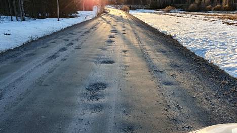 Multian kunta myönsi osin Uuraisten kunnan puolella sijaitsevan tien kunnostukseen avustusta tien Multian puolella olevan osuuden edellyttämän summan. Kuvituskuva.