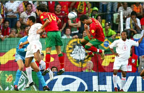 Ensimmäinen arvoturnaus. Cristiano Ronaldo nousi korkealle ja puski Portugalin 1–0-maalin Hollannin verkkoon vuoden 2004 EM-välierässä. Hän avasi maalitilinsä jo alkulohkon ottelussa Kreikkaa vastaan.