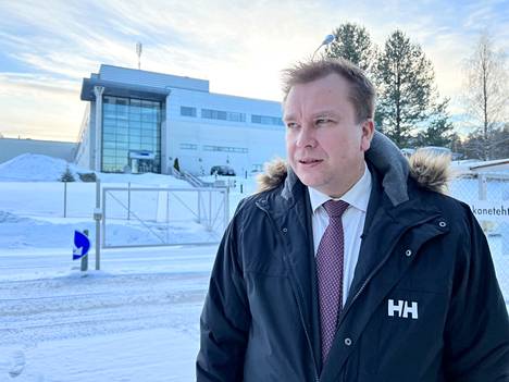 Puolustusministeri Antti Kaikkonen kävi maanantain Jämsän vierailullaan Patrian tiloissa Hallissa. 