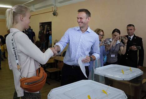 Aleksei Navalnyi kätteli tytärtään Dariaa, kun hän kävi äänestämässä vuonna 2019 duuman vaaleissa. Navalnyi pyrki levittämään "taktista äänestämistä" ennen myrkytystään.