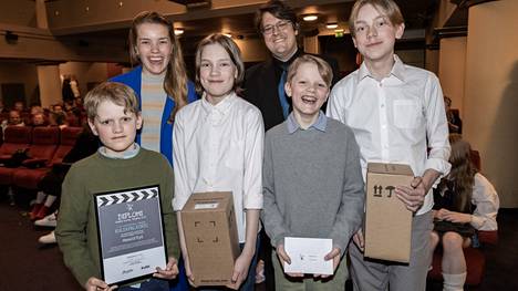 Hulmin poijjaat- ryhmä voitti valtakunnallisen elokuvakilpailun 8–12-vuotiaiden sarjan elokuvalla Mene(s)tys. Kuvassa vasemmalta Rei, Touko, Peik ja Aarre Hulmi, takana palkintoraatia edustanut Anna Airola ja kilpailun tuottaja Arttu Haglund. Palkintogaala oli Helsingissä elokuvateatteri Orionissa.