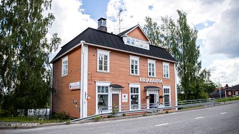 Vinhan 118-vuotias kirjakauppa Ruovedellä myytiin maanantaina. Historialliseen kirjakauppaan on suunniteltu uudistuksia, mutta myös vanha tunnelma halutaan säilyttää. Kuva on otettu viime kesänä.
