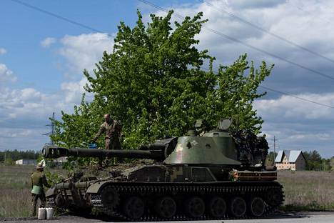 Ukrainalaisia sotilaita ja panssarivaunu Lymanin kaupungissa torstaina.