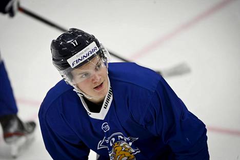 Suomen tehokkain pelaaja oli Joakim Kemell. Kemell kuvattuna jääkiekon alle 20-vuotiaiden maajoukkueen leirillä Vierumäellä 25. heinäkuuta 2022. 