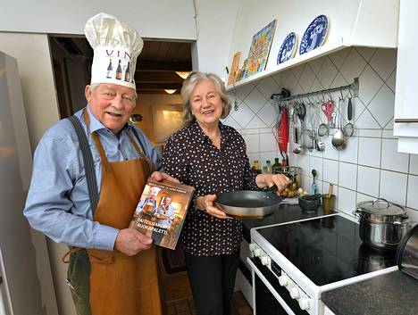 Kempasten taiteilijakodissa on aina arvostettu kotiruokaa. Nyt Marja-Leenan hyväksi havaitsemat reseptit on koottu Taiteilijan ruokapaletti -kirjaan. Taiteilija Lasse Kempas on kirjoittanut kirjan ruokatarinat.