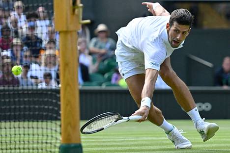 Novak Đoković jatkaa Wimbledonin tennisturnauksessa neljännellä kierroksella.