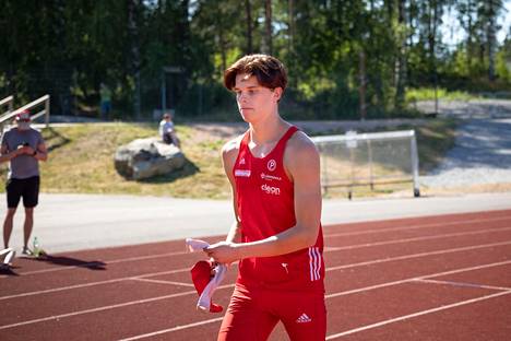 Tampereen Pyrinnön Daniel Kosonen aloitti vuoden 2022 uudelle ennätystuloksellaan Pirkkahallissa. Kuva kesän 2021 Hyppykarnevaaleilta Lempäälästä.