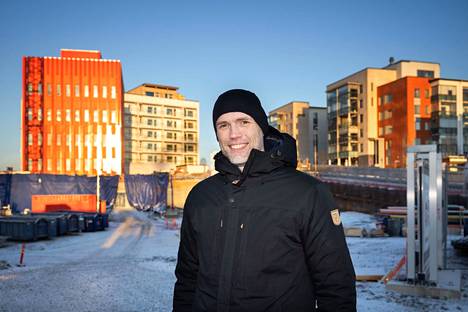 Tamperelainen Miika Vuorensola rakennuttaa Pirkkalan ydinkeskustaan kokonaista Kasööri-kerrostaloa sekä Notaari-kerrostaloyhtiötä noin kymmenen muun asuntosijoittajan kanssa. Vuorensolalle rakentuu muutama asunto myös Laamanni-kerrostaloon, joka on kuvassa punaisen kuntalaisten talon oikealla puolella.