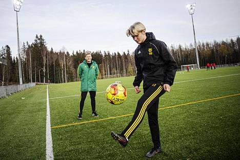 Toppari Konsta Lintilä (edessä) kuuluu Ilveksen vuonna 2006 syntyneiden joukkueen kapteenistoon. Taustalla vastuuvalmentaja Niko Hasa, joka on valmentanut kyseistä ikäluokkaa kolme vuotta.
