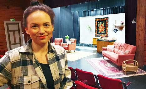Eveliina Kangasniemi harrastaa työn vastapainona näyttelemistä Keuruun Talkooteatterissa.