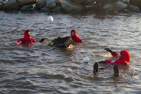 Pesäkarhujen rastikilpailussa kylmä vesikin tuli tutuksi. Tehtävässä rannalla olleet ryhmän jäsenet yrittivät heittää styroksipalloja vedessä olleisiin pulkkiin. Osa ryhmästä oli vedessä.