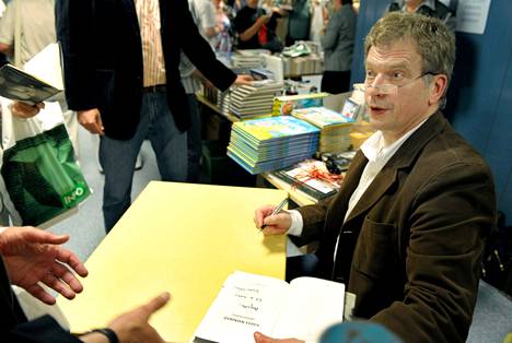 Vuonna 2008 Sauli Niinistö oli kirjapäivillä eduskunnan puhemiehen roolissa ja jakoi nimikirjoituksiaan.