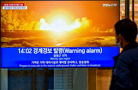 Pohjois-Korean ohjuslaukaisusta varoittavaa uutislähetystä näytettiin Etelä-Korean Soulissa keskiviikkona.