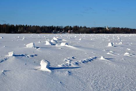 Lumirullia on järvellä laajalla alueella.