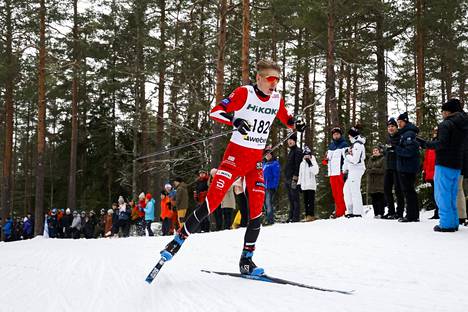 Remi Lindholm hiihti SM-kisoissa aiempaa lyhyemmässä hiustyylissä. Hän kertoi saksineensa tukkansa itse Fiskarseilla.