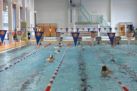 Uimahallikin pystytään pitämään lakkopäivänä auki. Kuva: Juha Sinisalo