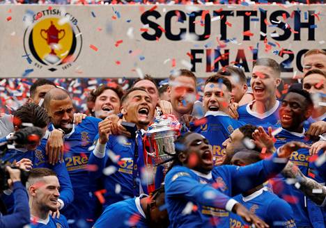 Glasgow Rangersin pelaajat juhlivat lauantaina Skotlannin cupin voittoa.