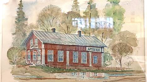 Erkki Koskisen piirtämä Keuruun vanha apteekki suojalasin alla. Tussi ja akvarellimaalaus.