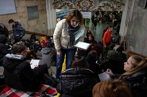 Sodan vuoksi miljoonien ukrainalaislasten koulunkäynti on vaikeutunut. Ukrainalainen opettaja piti oppilailleen oppituntia metroasemalla pääkaupungissa Kiovassa, minne ihmiset olivat hakeutuneet suojaan ohjusiskuilta 10. helmikuuta.