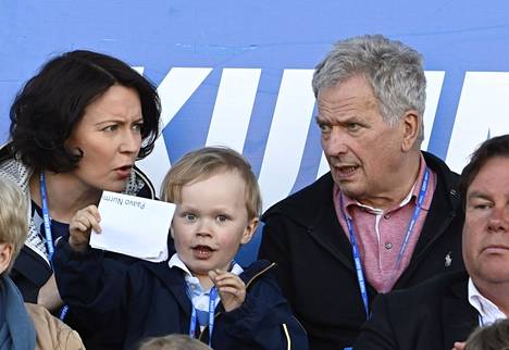 Presidentti Sauli Niinistö ja puoliso Jenni Haukio sekä 4-vuotias Aaro-poika seurasivat Paavo Nurmi Games -yleisurheilukilpailuja Turussa tiistaina. 