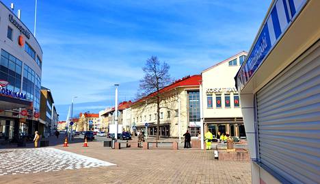 Tampereella on viime päivinä saatu kylpeä auringossa. Keväinen, selkeä ja lämmin sää jatkuu sunnuntaihin saakka. Torstaina 20. huhtikuuta Valkeakosken keskustaan on ilmestynyt jo jäätelökioski.