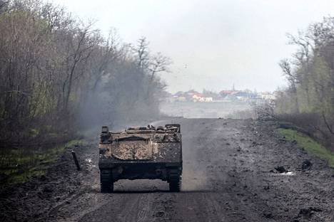 Ukrainalainen rynnäkköpanssarivaunu Bahmutin lähellä Donetskissa. Alueella on ollut raskaita taisteluja jo kuukausien ajan.