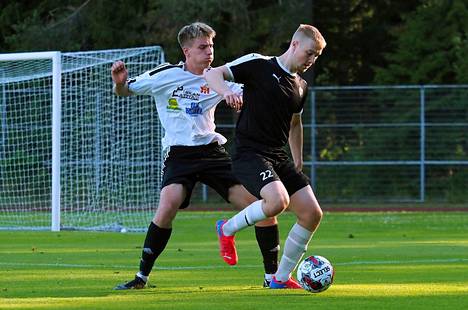 Topias Kaivolan (vas.) TPT ja Santtu Lindgrenin FC Haka Akatemia ottivat yhteen taistossa, jonka 2–1-voittomaali nähtiin vapaapotkusta juuri ennen loppuvihellystä.