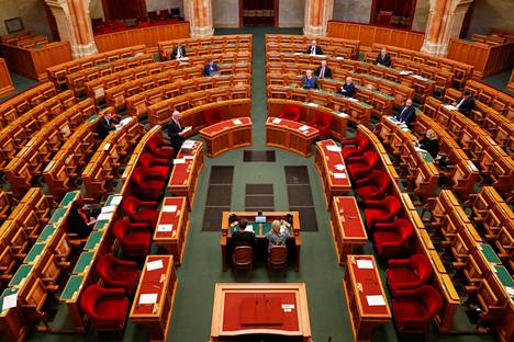 Unkarin parlamentti aloitti keskiviikkona keskustelun Suomen ja Ruotsin Nato-jäsenyyksien ratifioimisesta. Kuva on otettu parlamentin täysistuntosalista.