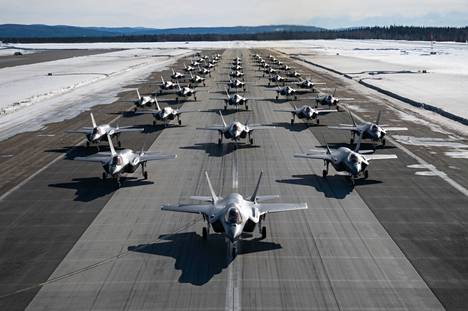 Maaliskuussa Alaskan Fairbanksissa, Eielson tukikohdassa otetussa kuvassa näkyy runsaat 40 F-35-hävittäjää kiitoradalla niin sanotussa ”elefanttikävelyssä”. Se tarkoittaa tiivistä muodostelmaa, josta suuri joukko koneita pääsee ilmaan mahdollisimman nopeasti. Määrä antaa myös mittakaavan sille, että 30-luvulla Pohjoismaissa on samoja koneita sata enemmän. 